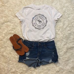 🌼KIDS ABERCROMBIE TEE • SIZE 15/16🌼